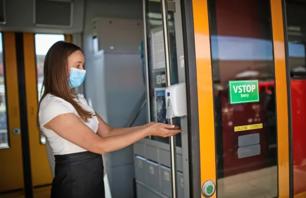 Obvezna uporaba mask v zaprtih javnih prostorih, če ni mogoče zagotoviti primerne razdalje