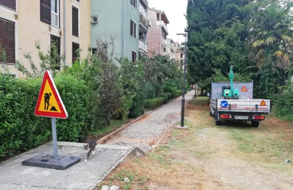 Asfaltirajo pločnik
