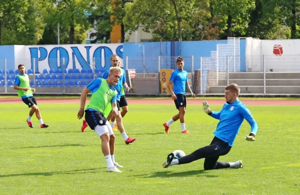 Luka Štor (v ospredju levo) v primorskem dvoboju z vratarjem Žigo 
Frelihom na včerajšnjem treningu v Novi Gorici. 
