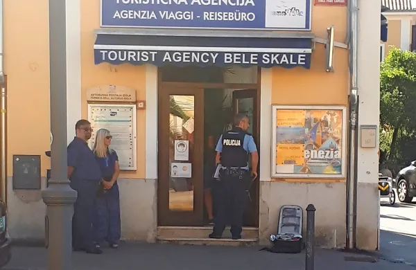 Neznanci so ponoči vlomili v agencijo Bele skale na   izolski 
avtobusni postaji. 