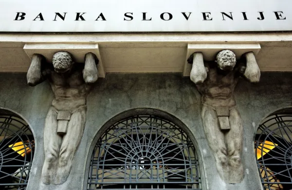Slovenija je  z zasegom dokumentov Evropske centralne banke v 
kriminalistični preiskavi v Banki Slovenije kršila evropsko pravo 
glede nedotakljivosti arhivov ECB, je presodila generalna pravobranilka Juliane Kokott. 