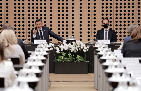 Predsednik republike Borut Pahor je  v nagovoru na posvetu 
slovenske diplomacije izrazil zaskrbljenost, da bi se znotraj EU 
začele delitve med vzhodom in zahodom. 