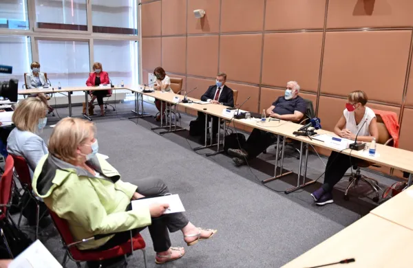 O ukrepih za preprečevanje širjenja novega koronavirusa v 
podjetjih so včeraj spregovorili tudi zdravstveni strokovnjaki.