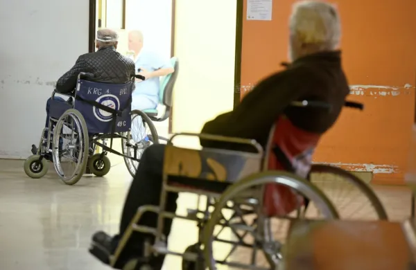 Do storitev dolgotrajne oskrbe bo upravičen kdorkoli, starejši od 
18 let, ki bi zaradi zmanjšanih telesnih ali kognitivnih sposobnosti 
potreboval pomoč drugih. 