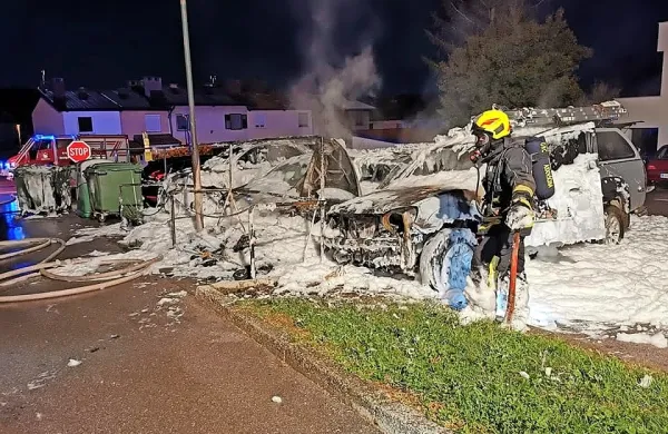 V Ajdov&scaron;čini ponoči goreli avti in komunalni zabojniki