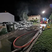 V Ajdov&scaron;čini ponoči goreli avti in komunalni zabojniki