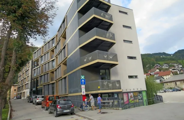 Sredi septembra se bodo varovanci doma upokojencev oddahnili, 
saj bodo s prometno zaporo ulice vzdolž doma dobili varno 
površino za gibanje in počitek.