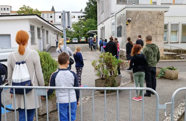 Delavcu, ki zaradi višje sile ne more opravljati dela, pripada 
nadomestilo plače v višini polovice plačila, do katerega bi bil sicer 
upravičen, če bi delal, vendar ne manj kot 70 odstotkov minimalne 
plače.