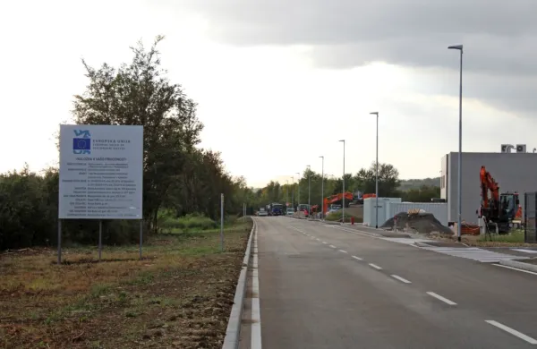 Občina je letos komunalno opremila še zadnji del poslovne cone 
Pod železnico. 