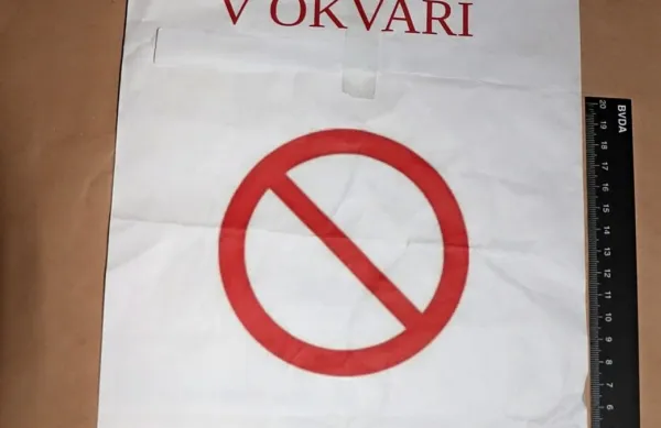 Neznanca sta  na bankomat namestila napis, da je v okvari.