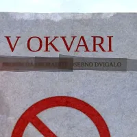 Neznanca sta pred ropom na bankomat namestila napis, da je v 
okvari.