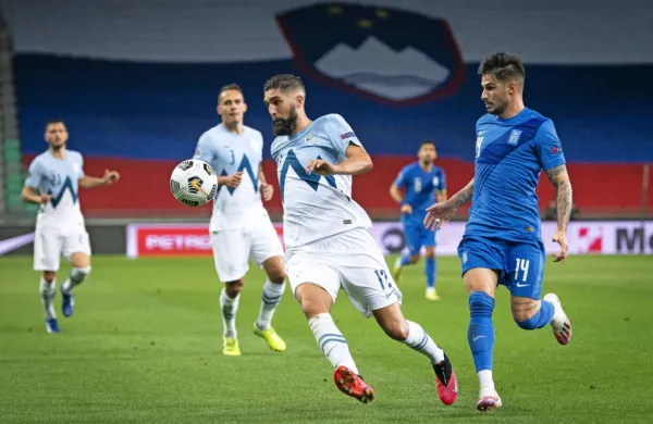 Miha Mevlja (pri žogi) je z reprezentančnimi soigralci proti Grčiji uspel ohraniti mrežo nedotaknjeno.