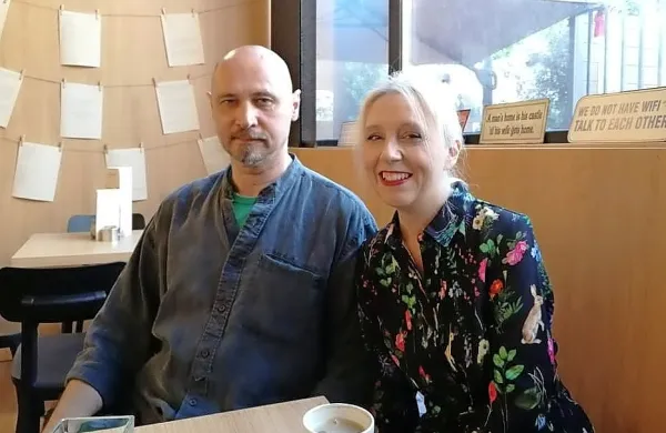 Avtorica pesmi Jana Kandare in likovni umetnik Teodor Tavželj