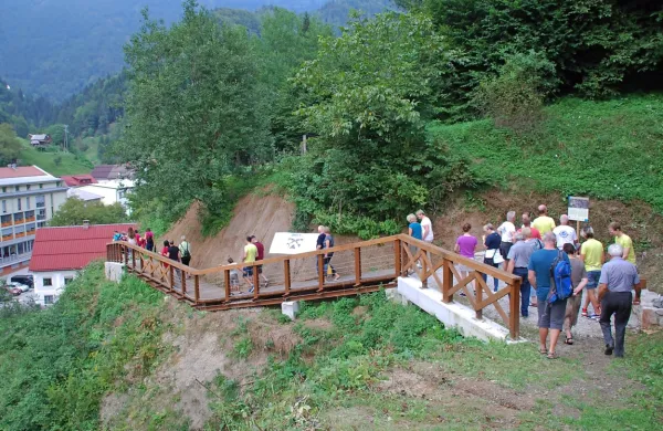 Nova  pešpot povezuje zgornji in spodnji del Podbrda z razgledi na 
dolino in hribe. 