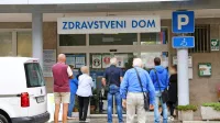 Zjutraj je pred vhodi vseh ZD v državi, tako kot pred novogoriškim 
(na fotografiji) velika gneča zlasti  zaradi čakanja na laboratorij, saj   
se ne smejo gnesti v čakalnici.  