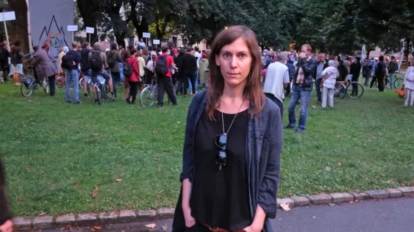 Nina Dragičević na ljudski skupščini protestnikov v Ljubljani 17. 
julija letos  