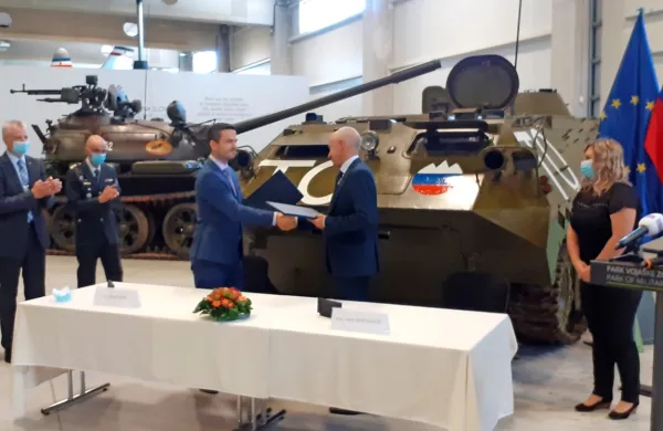 Današnji podpis pogodbe med ministrom za obrambo Matejem 
Toninom in direktorjem Parka vojaške zgodovine Jankom 
Boštjančičem izpolnjuje prvi del vladne obljube.
