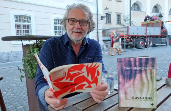 Vinko Möderndorfer s pesniškima zbirkama, ki oklepata njegov ogromni in razvejani opus: prvencem Rdeči ritual (1975), ki ga je kot 
gimnazijec sam tudi ilustriral in razmnožil na ciklostil, ter Čuvajem sna, letos izdanim pri Cankarjevi založbi.   