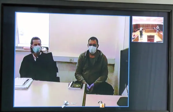 Odvetnik  Aljoša Štampar Strojin  in obtoženi Beno Krajšek  (desno) 
na posnetku iz pripora. Sodišče je prvi narok opravilo prek video 
konference. 