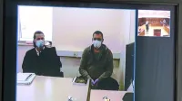 Odvetnik  Aljoša Štampar Strojin  in obtoženi Beno Krajšek  (desno) 
na posnetku iz pripora. Sodišče je prvi narok opravilo prek video 
konference. 