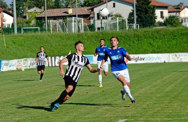 Na drugoligaškem obračunu Biljencev in Ptujčanov je zmagoviti  
zadetek v 93. minuti za domače dosegel 18-letni Thomas Breganti  
(v ospredju v črno-belem dresu). 