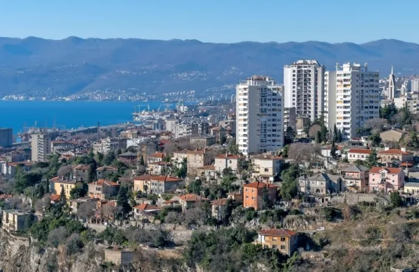 Hrvaška policija je  sporočila, da so na Reki prijeli migranta, 
okuženega z novim koronavirusom.