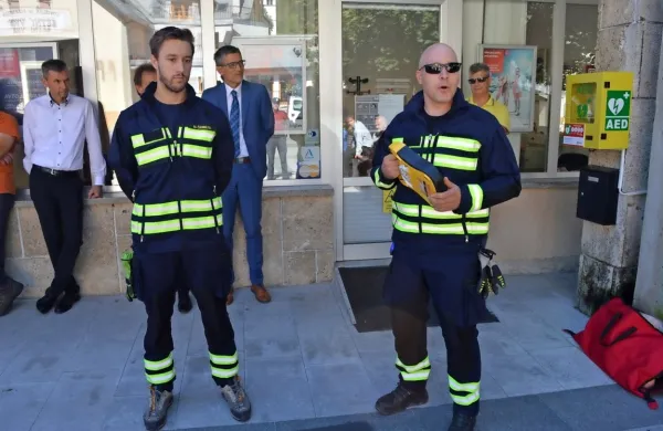 Defibrilator so namestili pri Zavarovalnici Triglav. 