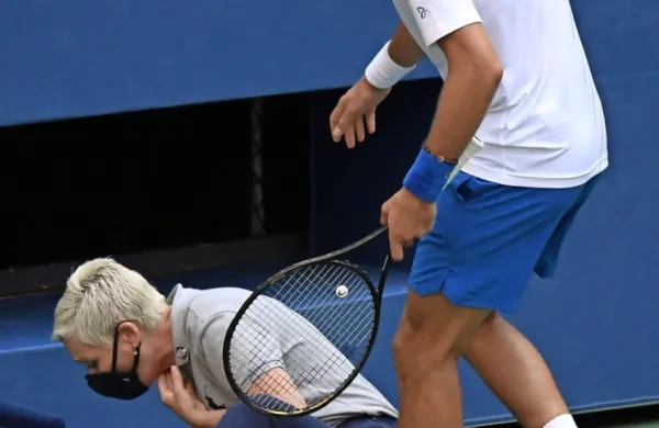 Novak Đoković (desno) in nesrečna linijska sodnica po dogodku, ki 
je zaznamoval prvi teden odprtega prvenstva ZDA. 