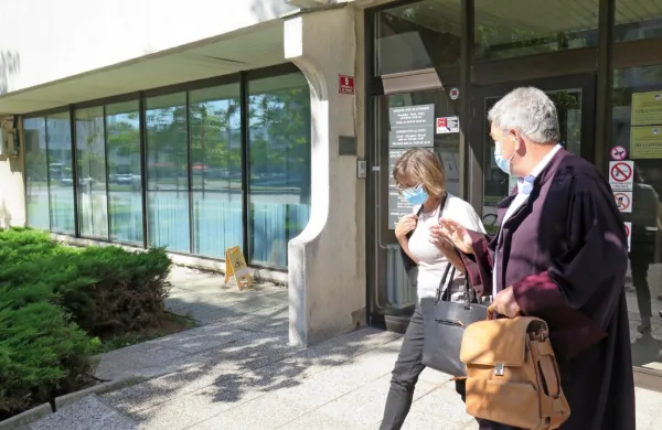 Intereuropa v odškodninski tožbi zoper nekdanjega predsednika 
uprave Andreja Lovšina, njegovega namestnika Zvezdana Markežiča in delavsko direktorico Ondino Jonke (na fotografiji z 
odvetnikom Aleksandom Lisjakom) terja 37,5 milijona evrov.