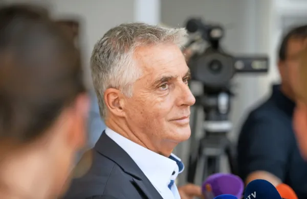 Potem ko je Aleksandra Pivec danes odstopila z mesta predsednice Desus, je svet stranke za začasnega zastopnika Desus do 
kongresa izbral Tomaža Gantarja. 