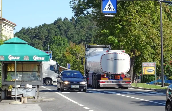 V društvu Mirna cesta ocenjujejo, da po cesti Kozina-Starod vsak 
dan pelje 300 cistern z nevarnimi snovmi. Ker je del ceste v 
vodovarstvenem območju reke Rižane, jih želijo preusmeriti 
drugam.