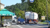 V društvu Mirna cesta ocenjujejo, da po cesti Kozina-Starod vsak 
dan pelje 300 cistern z nevarnimi snovmi. Ker je del ceste v 
vodovarstvenem območju reke Rižane, jih želijo preusmeriti 
drugam.