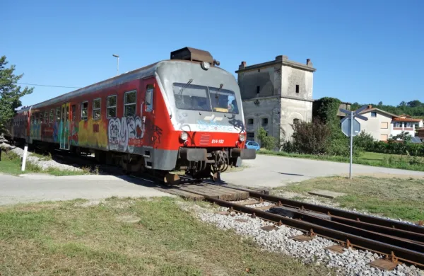 Policisti in Slovenske železnice bodo s preventivno akcijo opozarjali na ravnanje pri prečkanju železniških prog ter obnašanju na 
vlakih. 