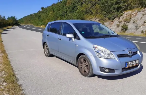 Iračana sta toyoti corolla verso nemške registracije, s katero sta 
bežala pred policisti,   peljala šest mladih ilegalnih migrantov.