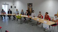 Jesensko dogajanje na Krasu in v Brkinih so predstavili (z leve) Aleš Vodičar, Matej Oset, Stojan Ščuka, 
Nataša Matevljič, Ana Hrast, Jasna Fakin Bajc, Helena Kosmina, Matjetka Kljub Terčon in Valerija Pučko. 
