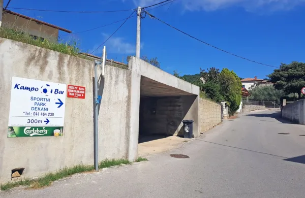 V Dekanih bodo obnovili 258 metrov dolg odsek ceste od  placa do 
športnega parka nad vasjo.