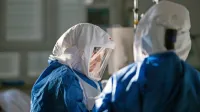 Ker je  število postelj za zdravljenje okuženih z novim virusom 
omejeno,  je nujno  čim boljše obvladovanje širjenja okužb. 
