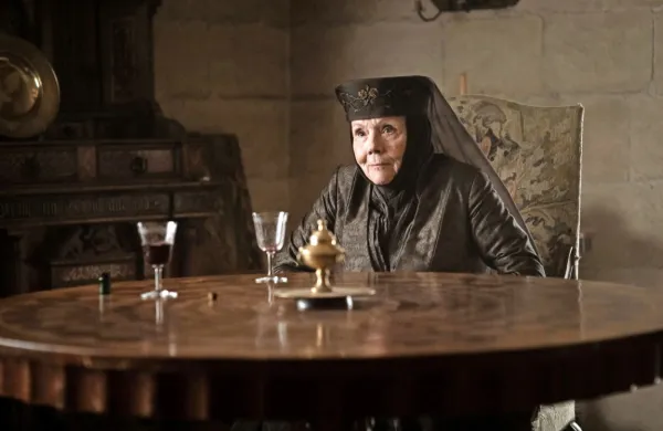 V starosti 82 let je umrla britanska gledališka in filmska igralka 
Diana Rigg, znana po vlogah Emme Peel v televizijski seriji 
Maščevalci in Olenne Tyrell v seriji Igra prestolov (na fotografiji).