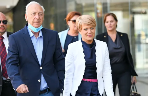 Ministrica za kmetijstvo Aleksandra Pivec je koalicijske partnerje 
po današnji seji vlade seznanila z novimi razmerami v vodstvu 
Desus.