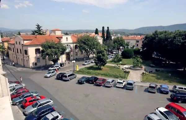 Del parkirišča na Trgu Brolo bo zaživel kot park za javnost, s 
knjižnico na prostem.