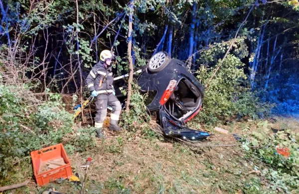 Mladi voznik v ovinku z avtom zapeljal med drevje