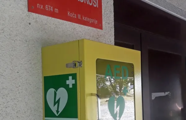 Defibrilator tudi na hribu Koko&scaron;
