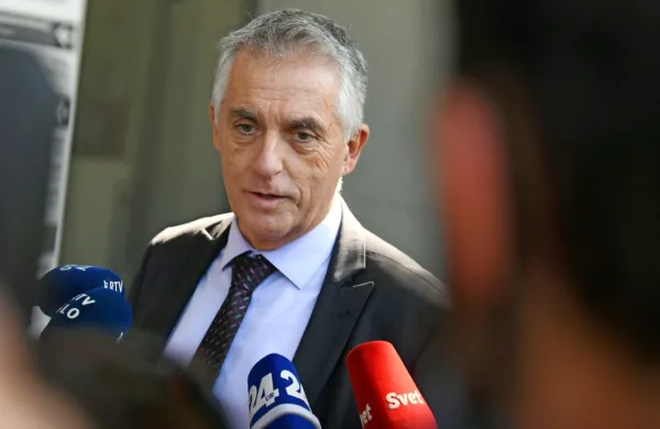 Premier Janez Janša se je glede na nove razmere v vrhu Desus 
danes sestal s poslanci te stranke in začasnim zastopnikom 
Tomažem Gantarjem.