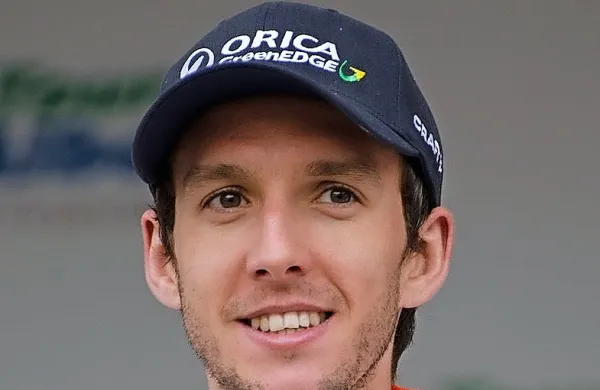 Britanec Simon Yates (Mitchelton-Scott) je zmagovalec pete etape 
kolesarske dirke od Tirenskega do Jadranskega morja. Z etapno 
zmago je prevzel tudi modro majico vodilnega. (Foto vir: Wikipedia)