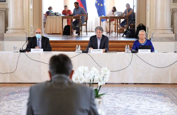 Razpravljalci na današnjem posvetu pri predsedniku republike o 
vlogi Radiotelevizije Slovenija (RTVS) so soglašali le v tem, da 
potrebujemo RTVS in da ta potrebuje spremembe. 