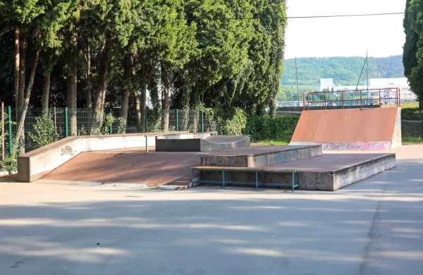   Ker je izolski skate park bolj na samem in slabo vzdrževan,  so si ga 
prisvojili tudi odvisniki.     

  