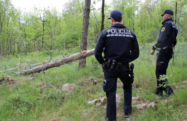 Policisti imajo na meji vse več dela z begunci.