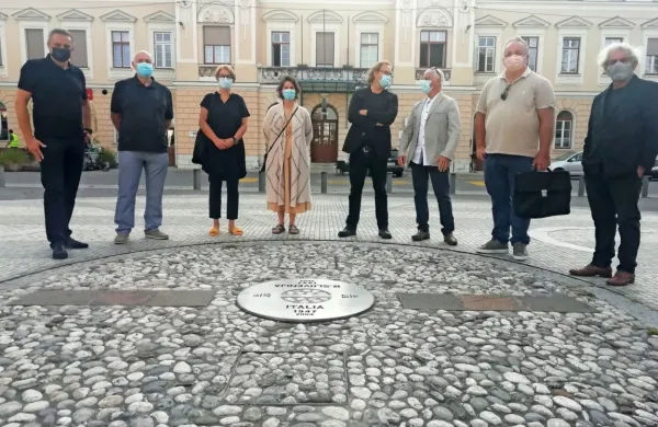 Predsednik žirije Roger Riewe (četrti z desne) je poudaril, da je prenova trga pomemben evropski 
projekt. 