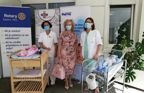 Petra Bratina, vodja neonatalnega oddelka postojnske porodnišnice, nekdanja guvernerka rotarijcev 
Irena Kos  in dr. Nataša Tul Mandić, predsednica društva Slojenčki (z leve) ob prevzemu donacije. 