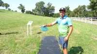 Prvi met igralci disc golfa vržejo iz tako imenovane izmetne cone, 
nato nadaljujejo z metom tam, kjer je frizbi padel na tla. 